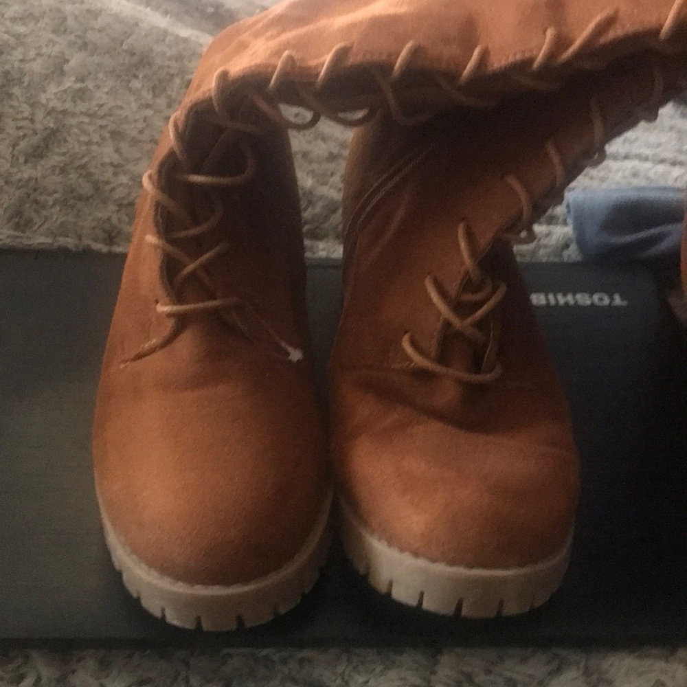 Size 10 Suede boots that lace up in the front